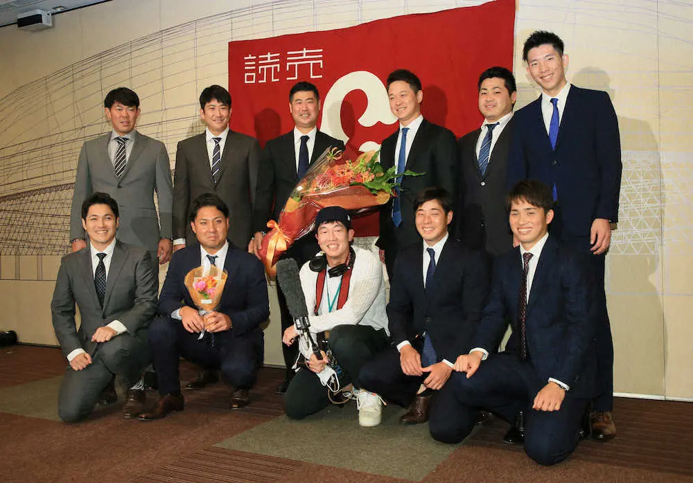 【画像・写真】巨人・大竹が笑顔の引退会見　「ホッとしている」　報道陣へカップラーメン101杯の差し入れも