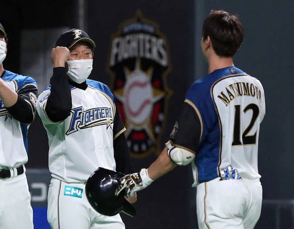 【画像・写真】日本ハム・栗山監督　本拠地最終戦でファンにメッセージ「これからは皆さんと一緒に応援していきます」