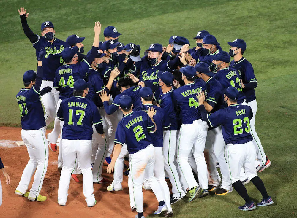 【画像・写真】ヤクルト6年ぶり8度目V！　2年連続最下位から一気にセ界制す　高津監督、5度宙に舞う