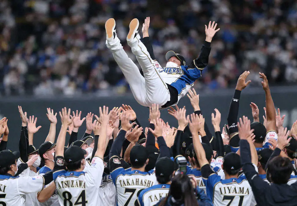日本ハム・栗山監督10度舞い 本拠ラスト采配で劇的勝利 「誇りを持って