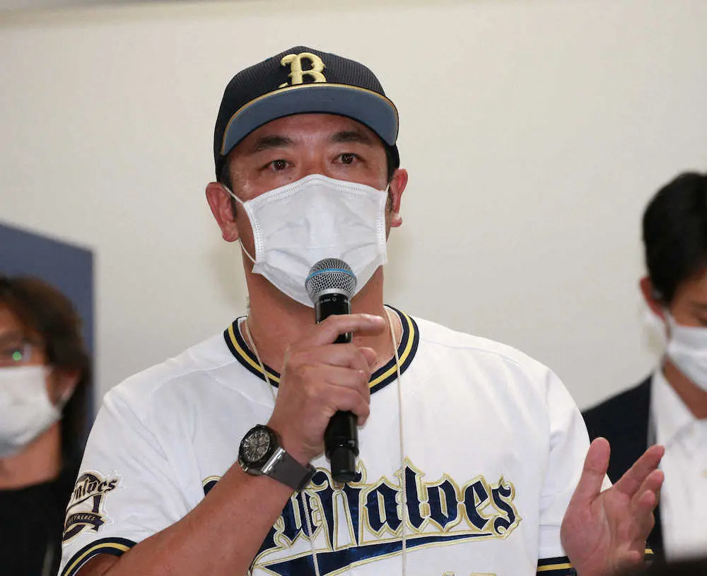 【画像・写真】オリックス優勝会見で杉本に質問するたむらけんじ　（撮影・奥　調）