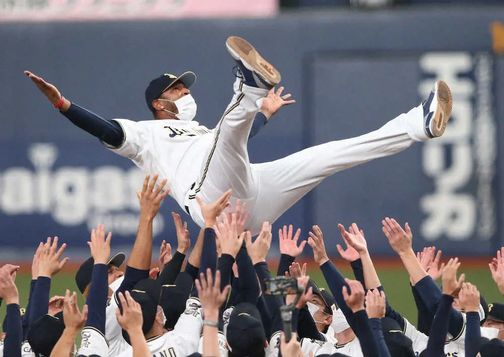 オリ ジョーンズも万感 3度の胴上げに ジェットコースターに乗っている感覚 と大喜び スポニチ Sponichi Annex 野球