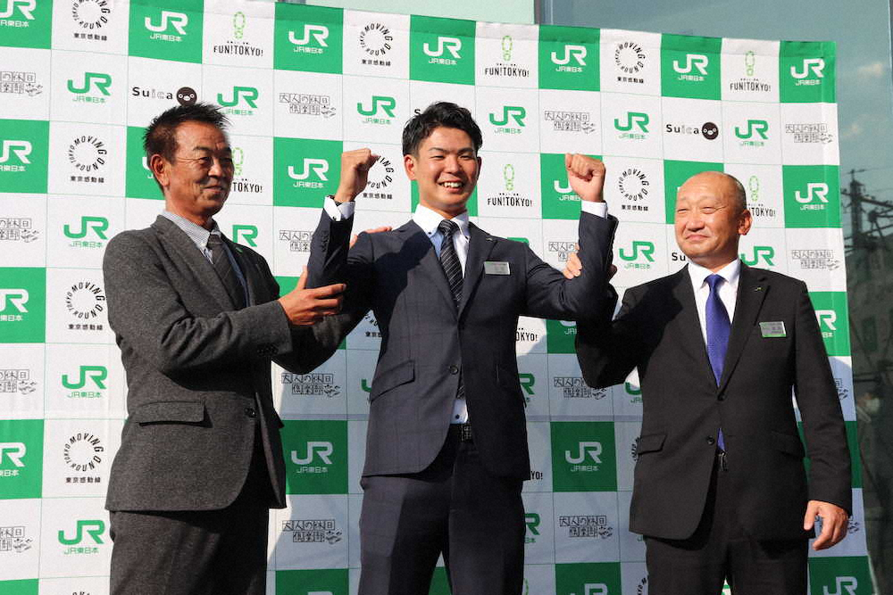 笑顔を見せる（左から）巨人・水野スカウト部長と山田、JR東日本の浜岡監督