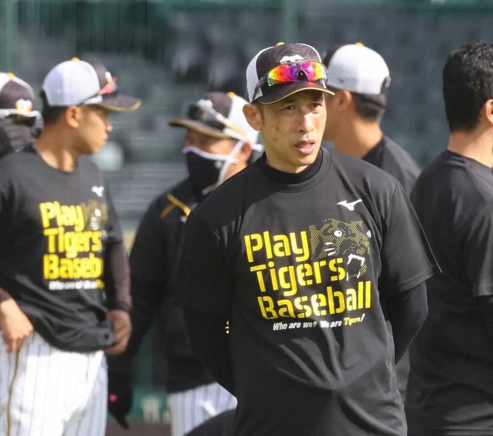 【画像・写真】阪神　CSへ向けて甲子園で始動　「Play　Tigers　Baseball」のお揃いTシャツ着用