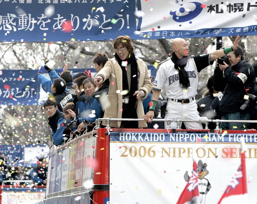 06年限りで引退した新庄剛志（左）は私服で優勝パレードに参加、大量の紙ふぶきが舞う中で手を振る（右は森本稀哲）