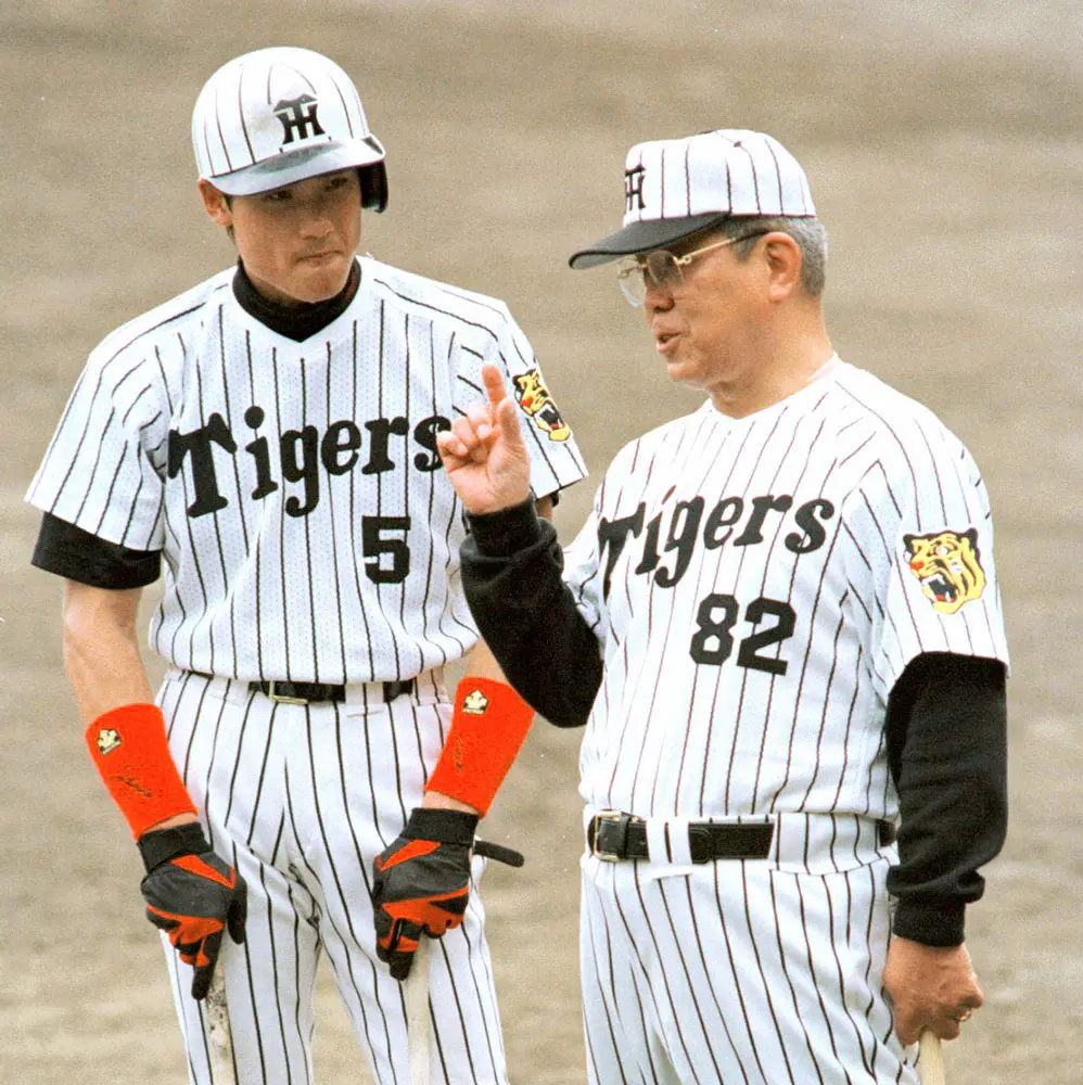 06年1月、安芸キャンプでフリー打撃練習後、新庄（左）に打撃のアドバイスをする阪神・野村監督