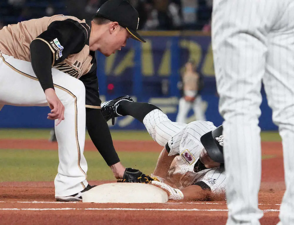 【画像・写真】ロッテ・荻野　走塁技術で球場沸かせた!“神帰塁”をネット絶賛「まるで忍者」「熟練の技」