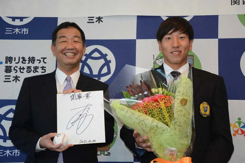 関西国際大のある三木市役所を訪問した巨人1位指名の翁田（右）と仲田一彦市長