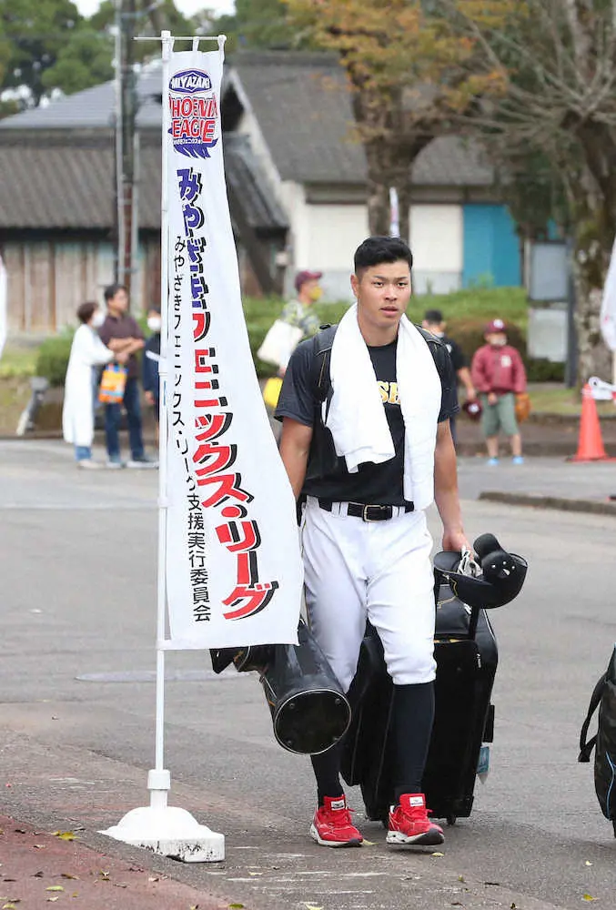 【画像・写真】阪神・佐藤輝　宮崎での初戦は4打数無安打2三振も「いい部分はあった。しっかりプラスに捉えて」