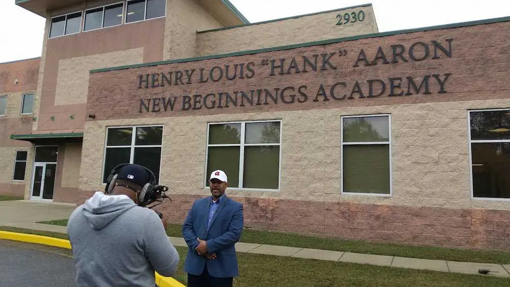 名称が「ヘンリー・ルイス・ハンク・アーロン・ニュー・ビギニングス・アカデミーに変わった学校