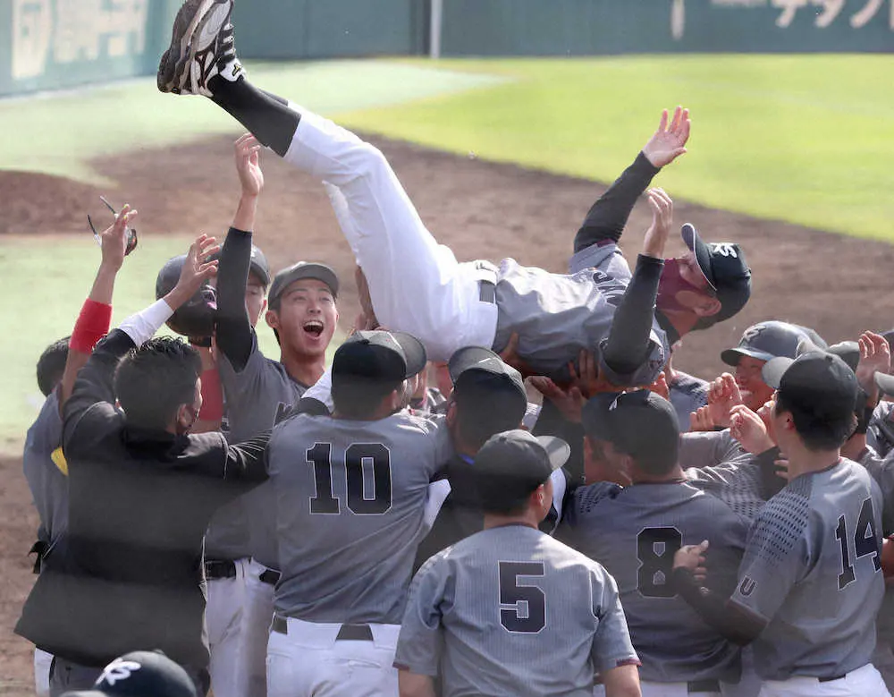 【画像・写真】第28回九州大学野球選手権大会＜九州産業大・北九州大学＞優勝を決め、大久保監督を胴上げする九産大ナイン（撮影・中村　達也）