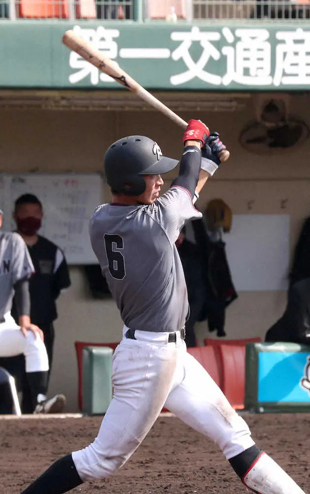 【画像・写真】第28回九州大学野球選手権大会＜九州産業大・北九州大学＞8回2死二塁、左越え本塁打を放った九産大・森伊（撮影・中村　達也）