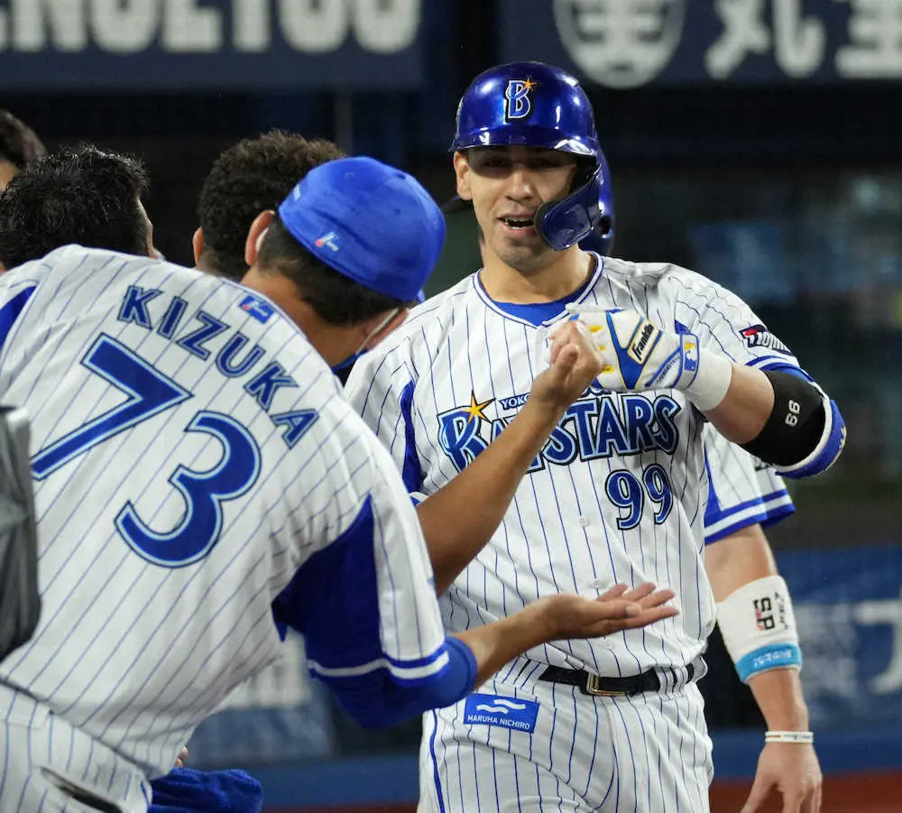 【画像・写真】DeNAソトが帰国「来年こそは優勝してファンの皆さまに恩返しができるよう頑張ります」