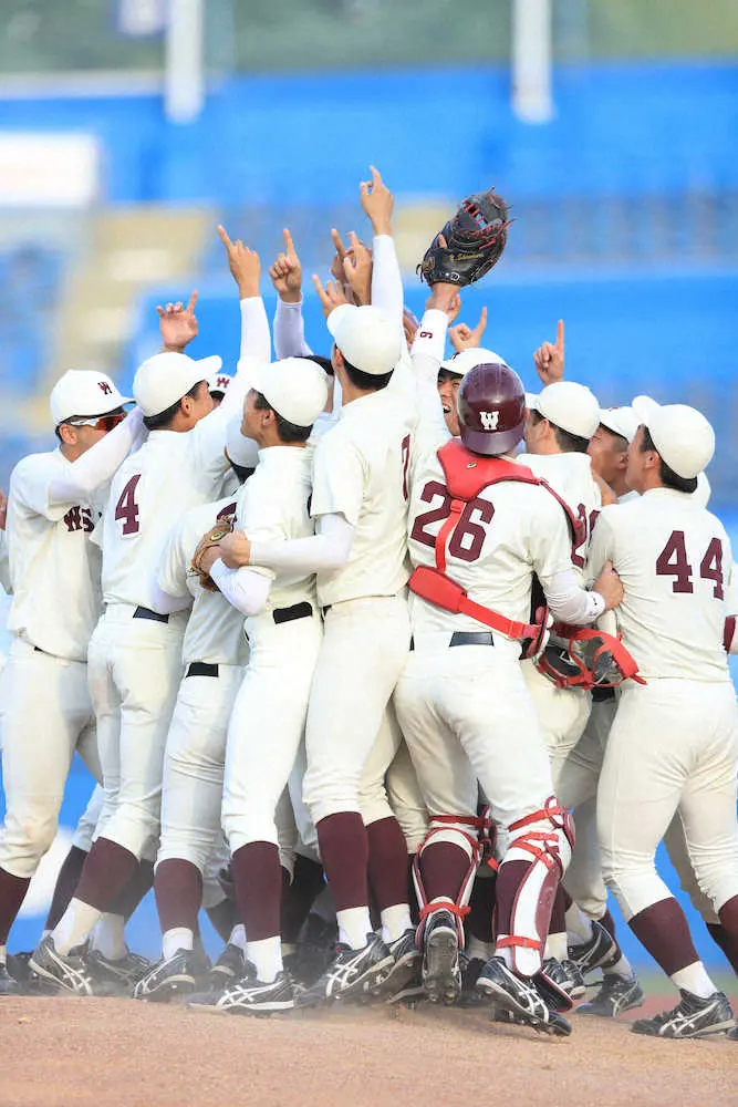 【画像・写真】早大3年ぶりV　“ラストゲーム”の肥田尚也を胴上げ　篠原優「あいつのために一本打てて良かった」　