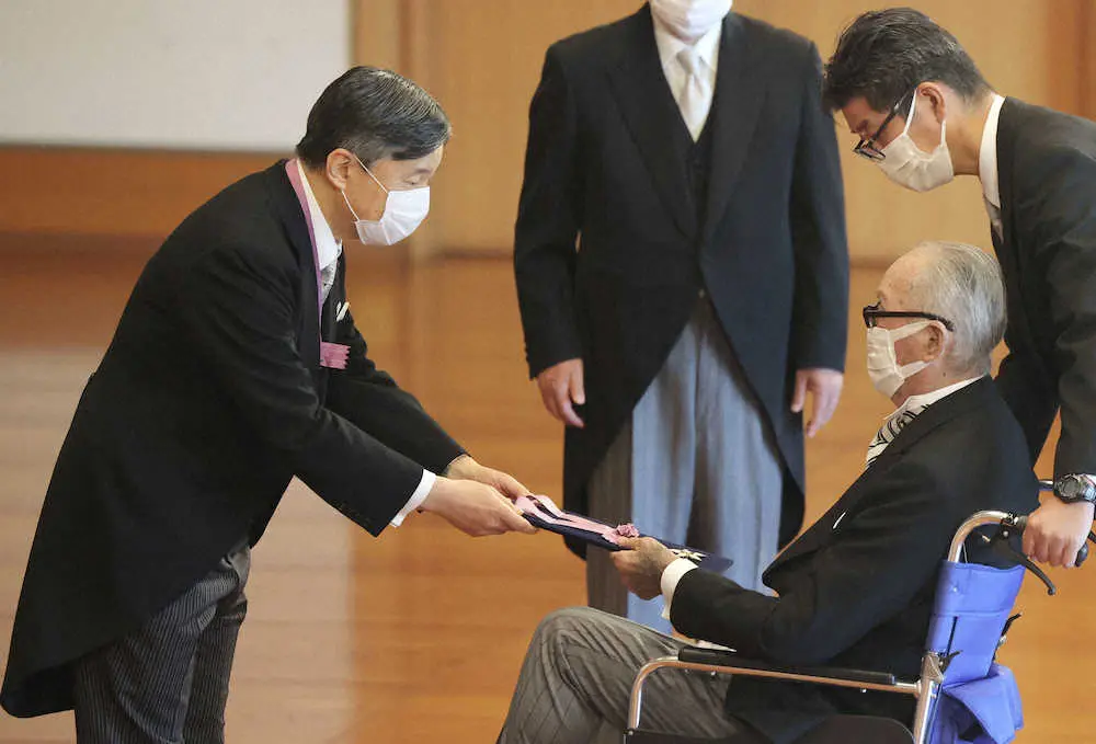 天皇陛下から文化勲章を受ける元プロ野球選手の長嶋茂雄さん