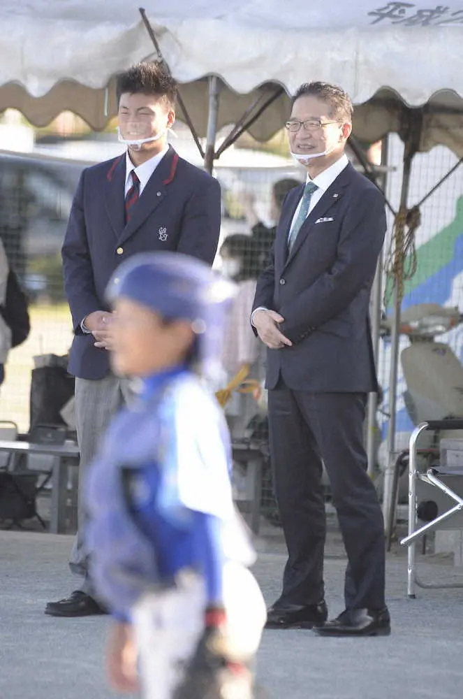 【画像・写真】阪神ドラ4の智弁学園・前川に地元三重・津の前葉市長が激励「堂々たる本格派野手として人気選手になって」