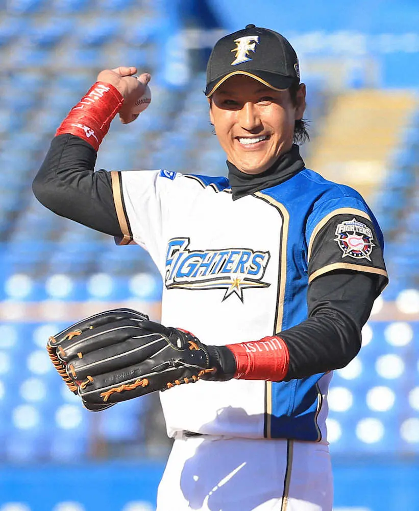 【画像・写真】日本ハム新庄新監督が爆笑就任会見　ド派手スーツ姿で登場！「選手兼監督として…」第一声でいきなり冗談