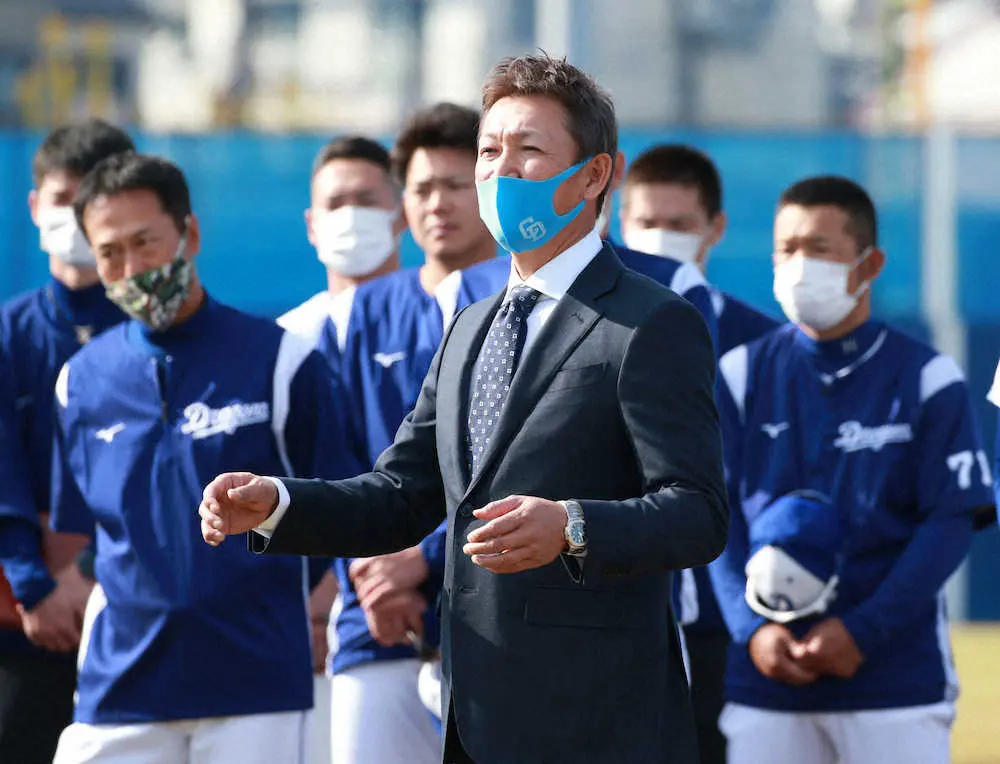 【画像・写真】秋季練習開始を前にナインに話す中日・立浪新監督（撮影・奥　調）