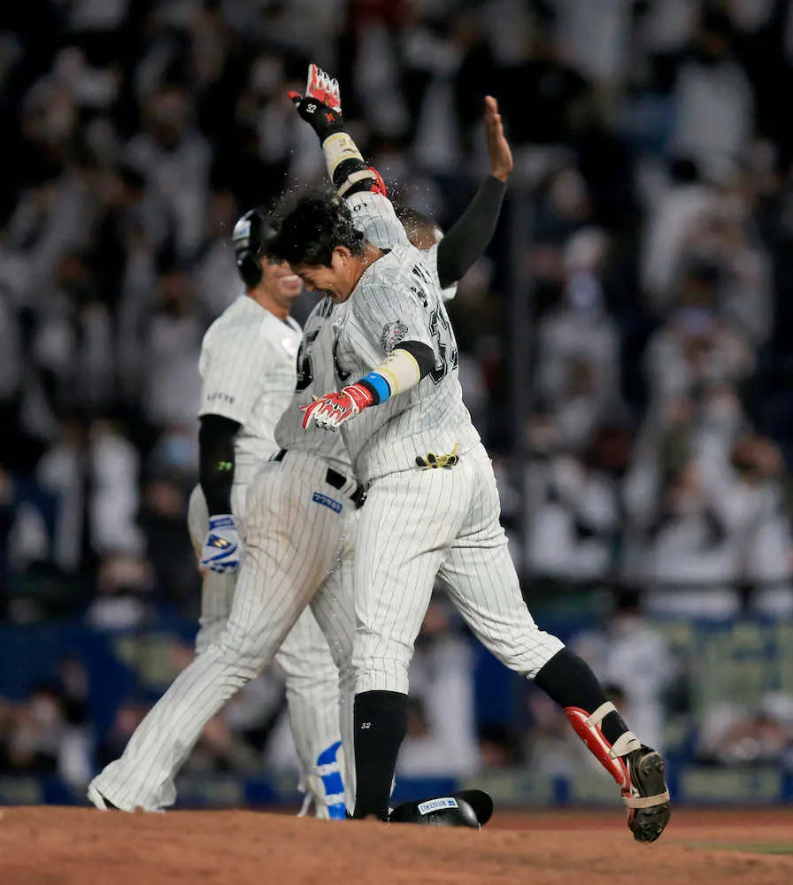 【画像・写真】ロッテ　サヨナラ劇勝で突破王手！代打・佐藤都が一閃　継投失敗はね返した