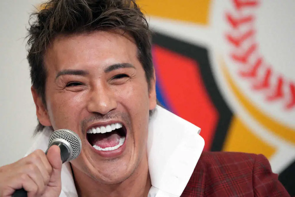 【画像・写真】日本ハム・新庄監督　「お洒落な」新調グラブで手本見せる？