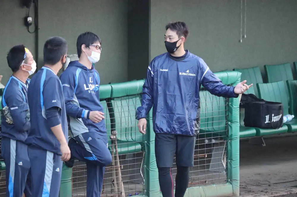 【画像・写真】レッズ・秋山　西武の球団施設に“里帰り”　辻監督らと談笑、打撃練習で汗