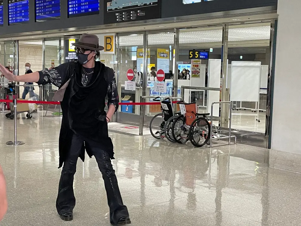 【画像・写真】日本ハム新庄監督“黒コーデ”で沖縄入り　ファン200人がお出迎え　「チバリヨー！ビッグボス！」の声も