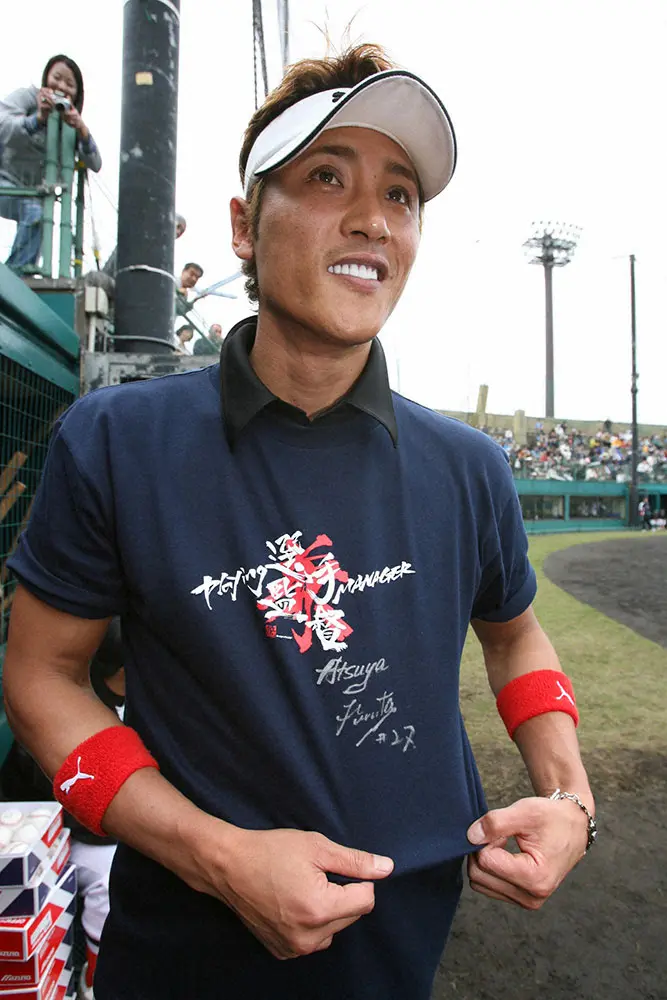 2006年2月、オープン戦の試合前、ヤクルト・古田敦也兼任監督とプレゼントを交換した日本ハム・新庄剛志外野手はサイン入りの古田プレーイングマネジャーTシャツを着て大ハシャギ