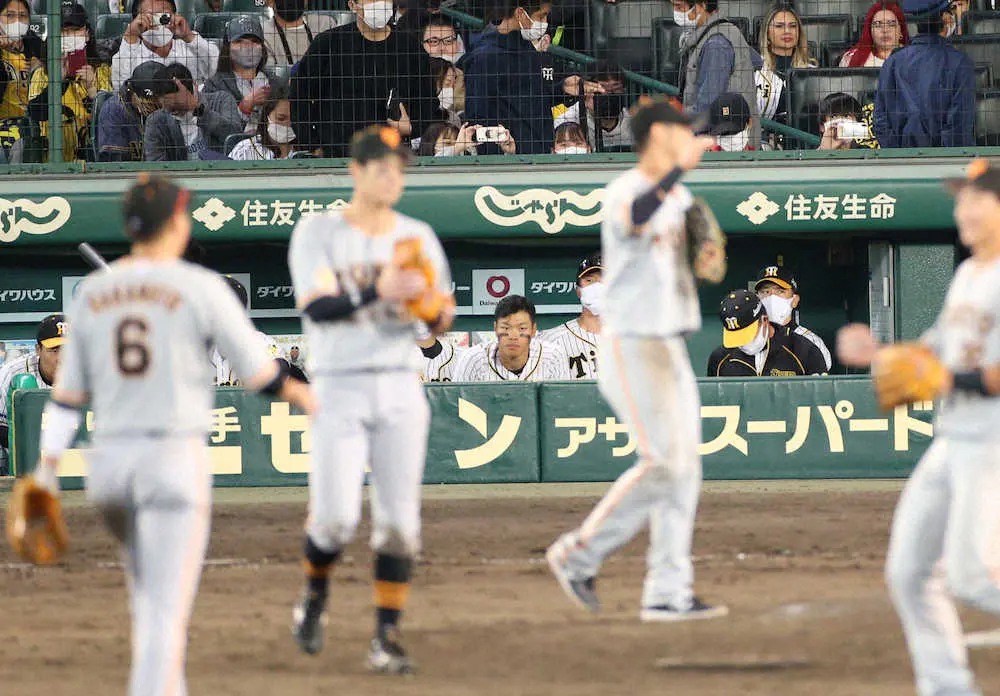 【画像・写真】阪神・佐藤輝　CS初先発初安打も「ただただ悔しい」　プロ初8番で聖地117日ぶり適時打も