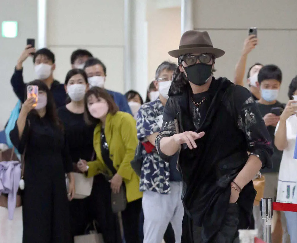 【画像・写真】日本ハム・新庄監督　秋季キャンプ視察へ沖縄降臨　居合わせた旅行客ら200人が騒然