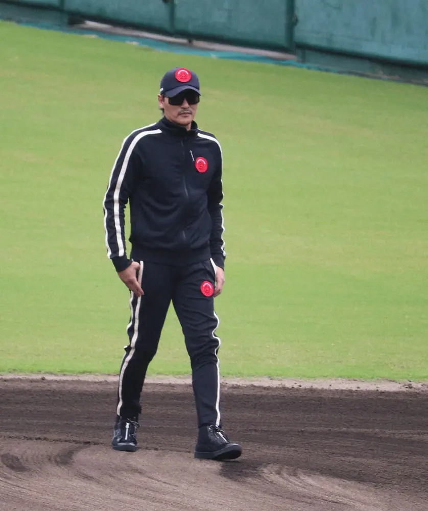 【画像・写真】新庄監督　午後は真っ黒なジャージー姿　真っ赤な上下から“お色直し”　
