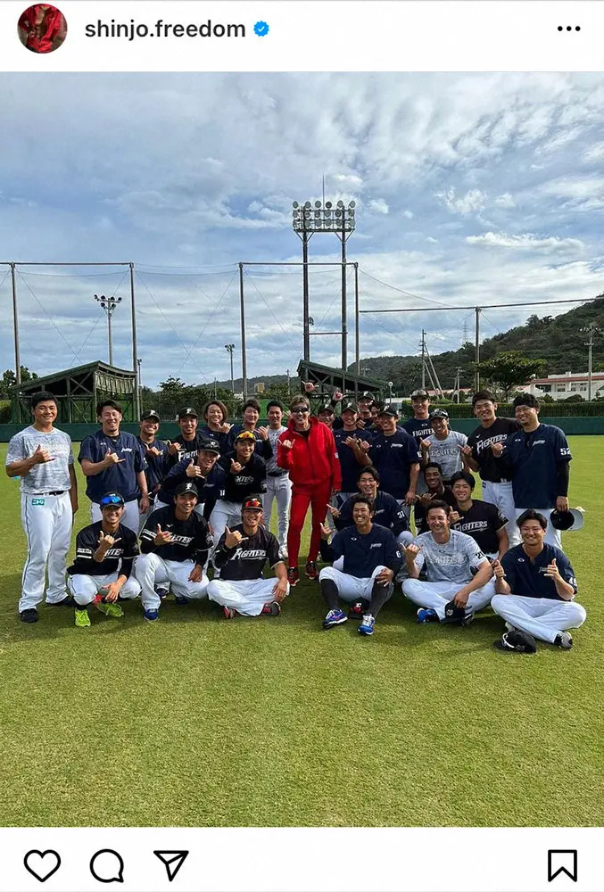 【画像・写真】日本ハム新庄ビッグボス初視察でナインと記念撮影「プロ野球のキャンプで初めて見る光景ですね！」