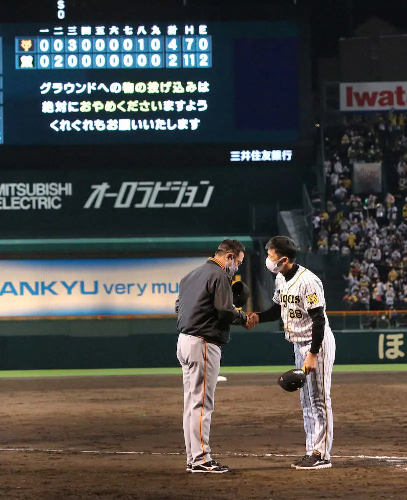【画像・写真】セCSファーストS＜神・巨（2）＞試合後、原監督（左）と握手をする矢野監督（撮影・坂田　高浩）
