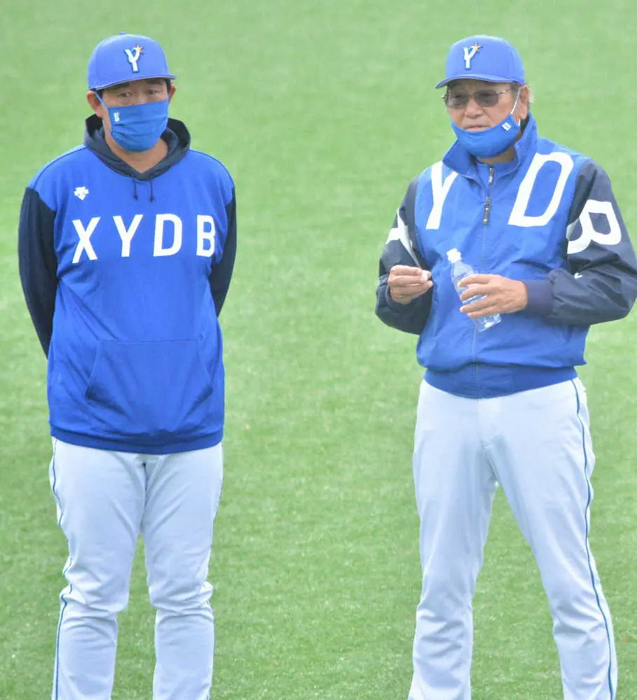 秋季練習で田代巡回打撃コーチ（右）と話すDeNA・鈴木コーチ