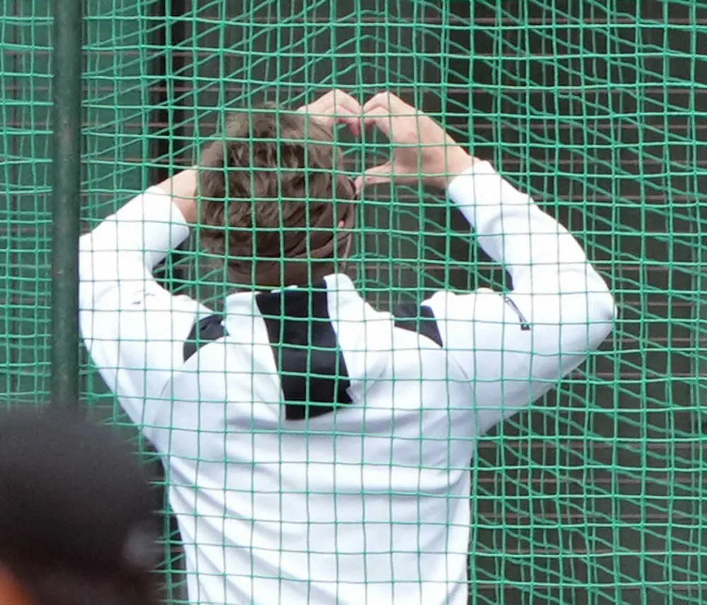 【画像・写真】新庄監督　ケース打撃の微妙なタイミングで“初リクエスト”要求　両手でハートマークを作る場面も