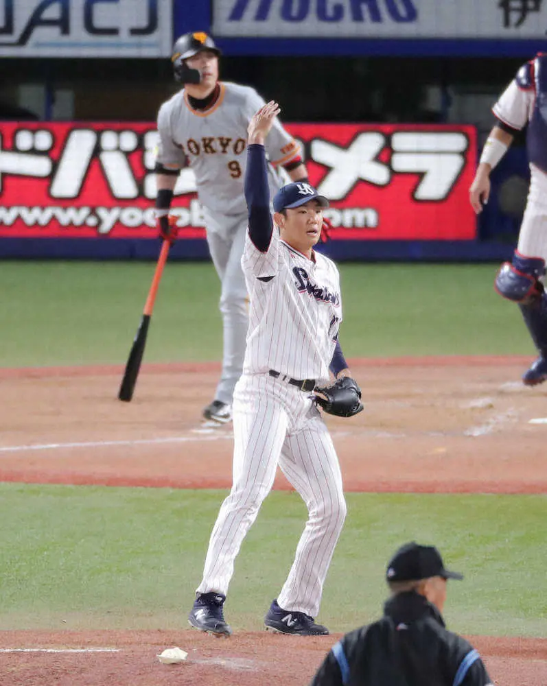 【画像・写真】今季限りで引退の亀井、小林の代打で登場　初球を打って浅いフライも、そのまま左翼の守備につく