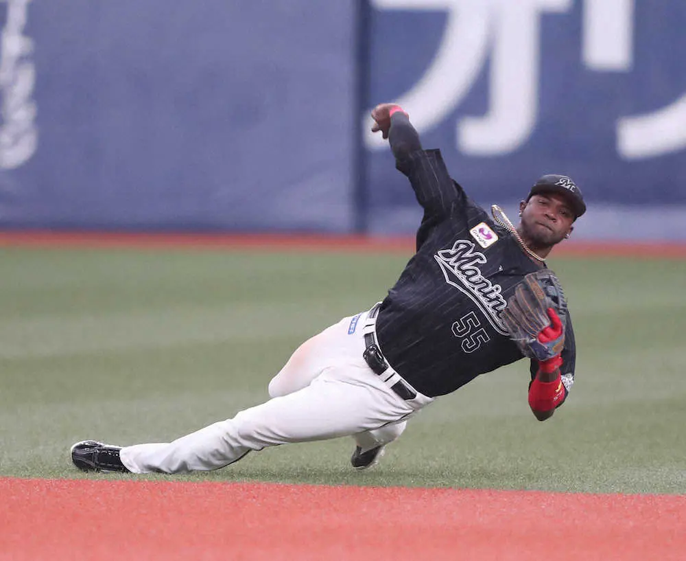 【画像・写真】ロッテ・エチェバリア　超絶ファインプレーにネット大興奮！「バネどうなってんの」「体幹強すぎる」