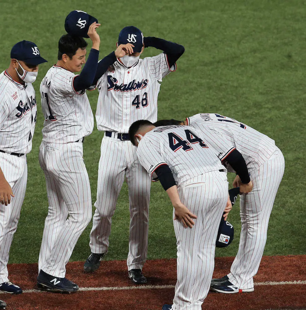 【画像・写真】ヤクルト奥川がCS史上最年少20歳6カ月で完封　98球で無四球　KOデビューから丸1年「借り返せた」