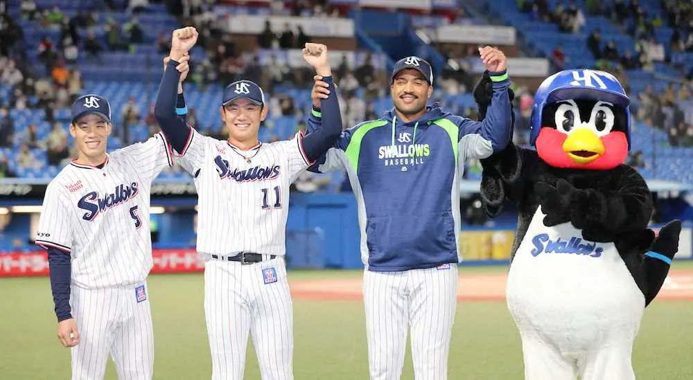 【画像・写真】ヤクルト・奥川　無四球プロ初完封CS史上最年少で飾り「ホッ」　塩見も絶賛「凄すぎて何も言えない」