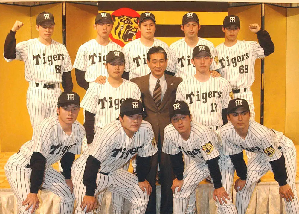 【画像・写真】星野仙一監督とともに記念写真に収まる阪神の新入団選手たち（前列左から林威助外野手　（りん・うぇつぅ）、久保田智之投手、中村泰広投手、三東洋投手、中列左から江草仁貴投手、星野仙一監督、杉山直久投手、後列左から萱島大介内野手、新井智投手、田村領平投手、伊代貴照投手、松下圭太外野手）