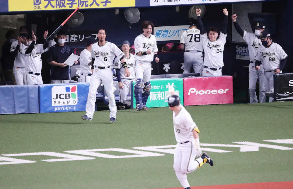 【画像・写真】オリ・杉本　5階席へ超特大シリーズ王手弾！藤田通訳のアドバイス効いた「なぜか僕のところに来て…」
