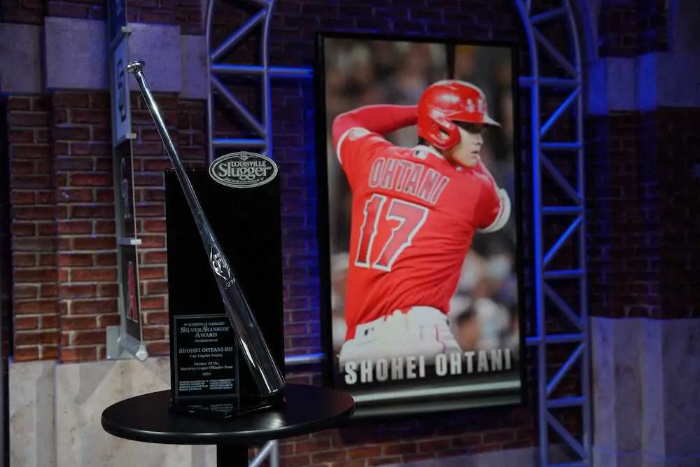 シルバー・スラッガー賞を受賞した大谷には高さ91センチのバット型トロフィーが贈られる（MLB　Network提供）