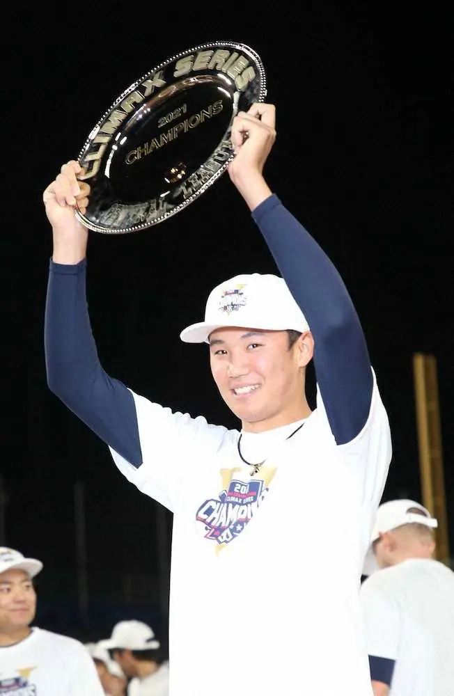 【画像・写真】ヤクルト・奥川　史上最年少MVP！CS初戦で完封劇、20歳6カ月が日本シリーズへ勢いつけた