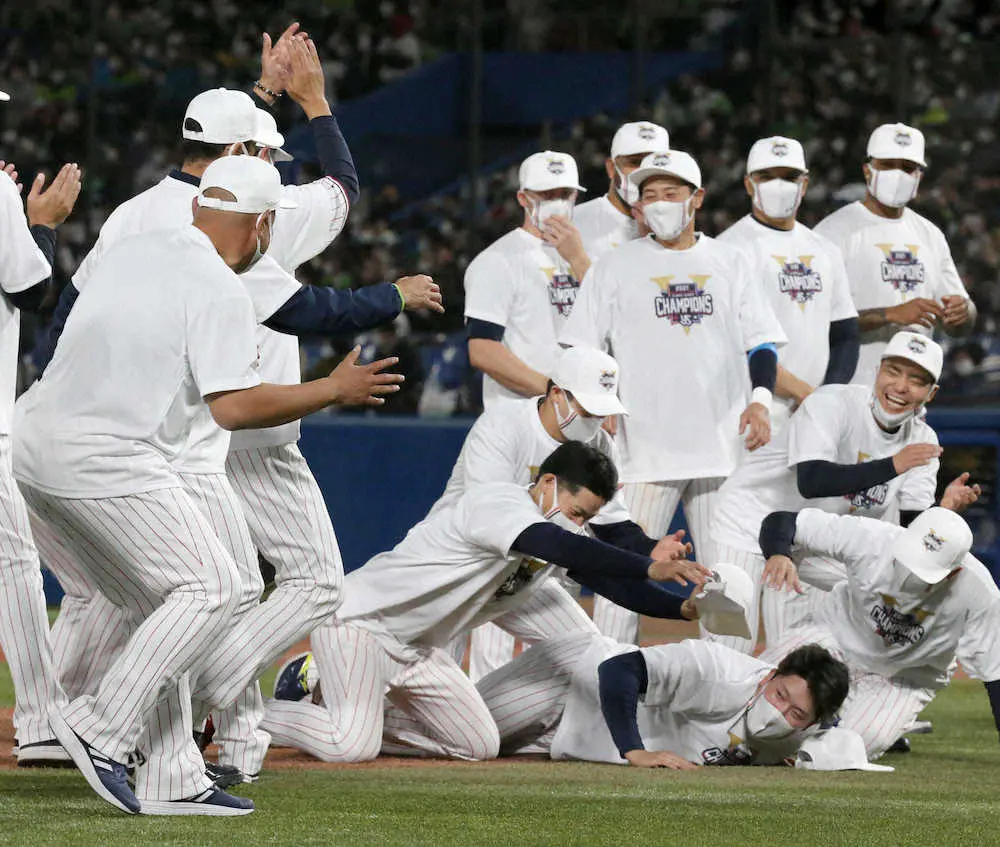 【画像・写真】ヤクルト・塩見　MVP…ならずズッコケ！“勲章”奥川に譲るも日本シリーズで活躍誓う