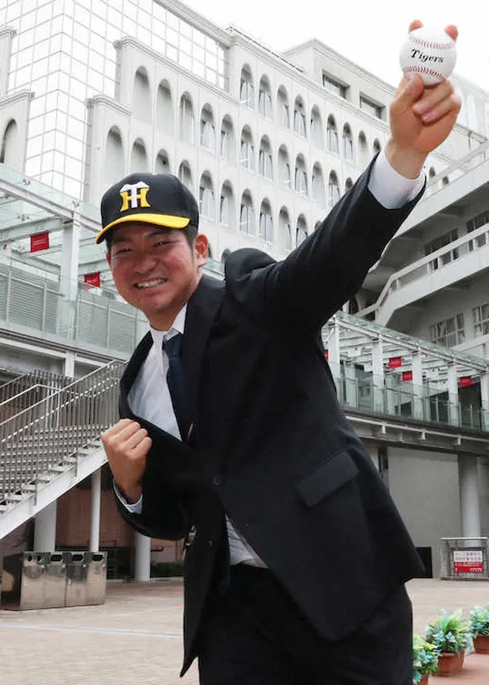 【画像・写真】阪神・育成ドラフト1位の伊藤と仮契約「マウンドでは人が変わる」というギャップが魅力の左腕