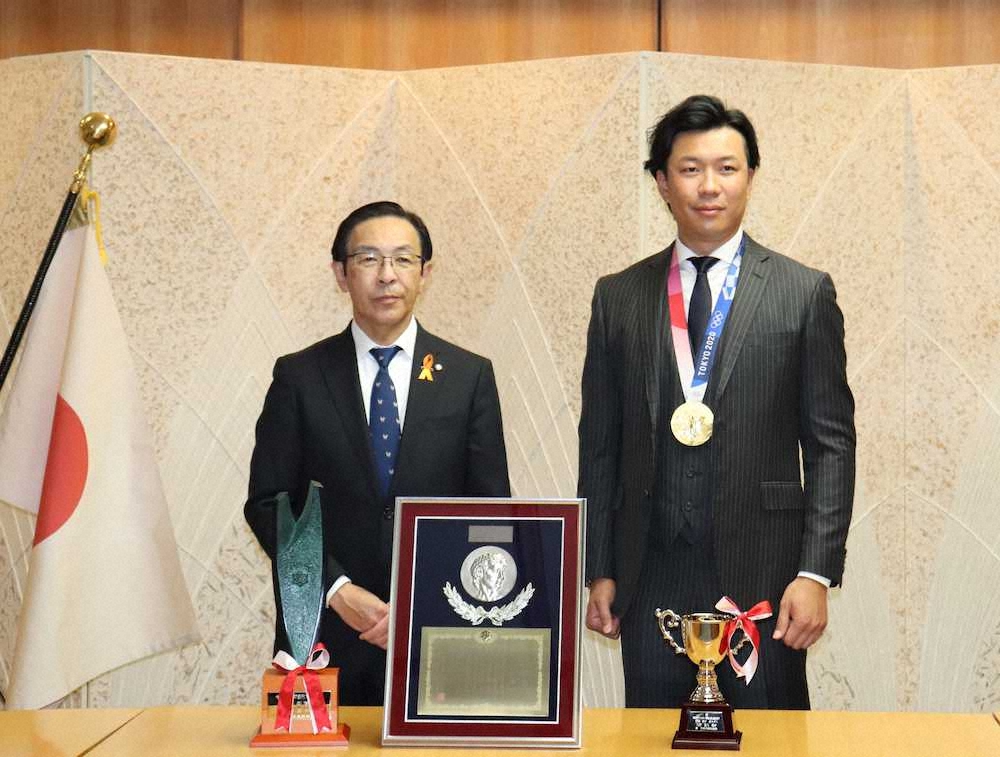 京都府庁で表彰式に出席した中日・大野雄（右）と西脇京都府知事