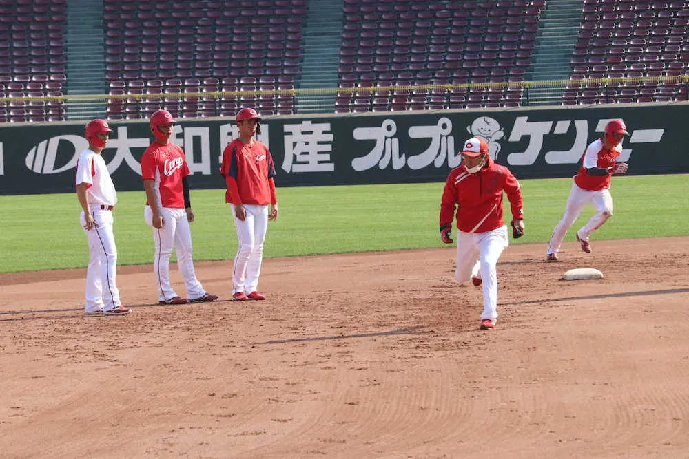 来季から外野守備走塁を兼任する河田ヘッドコーチが走塁を実演指導（撮影・河合　洋介）