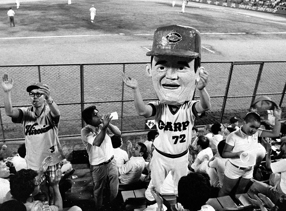 1975年、後楽園球場で応援する古葉ちゃん人形