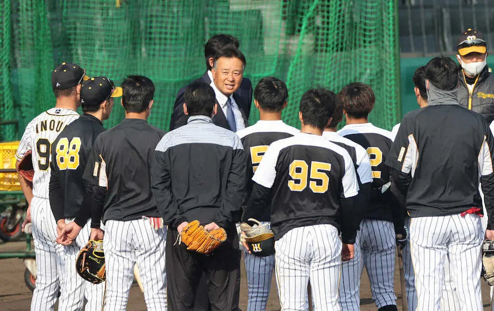 【画像・写真】入団会見を終えナインにあいさつする藤井康雄コーチ（撮影・後藤　正志）