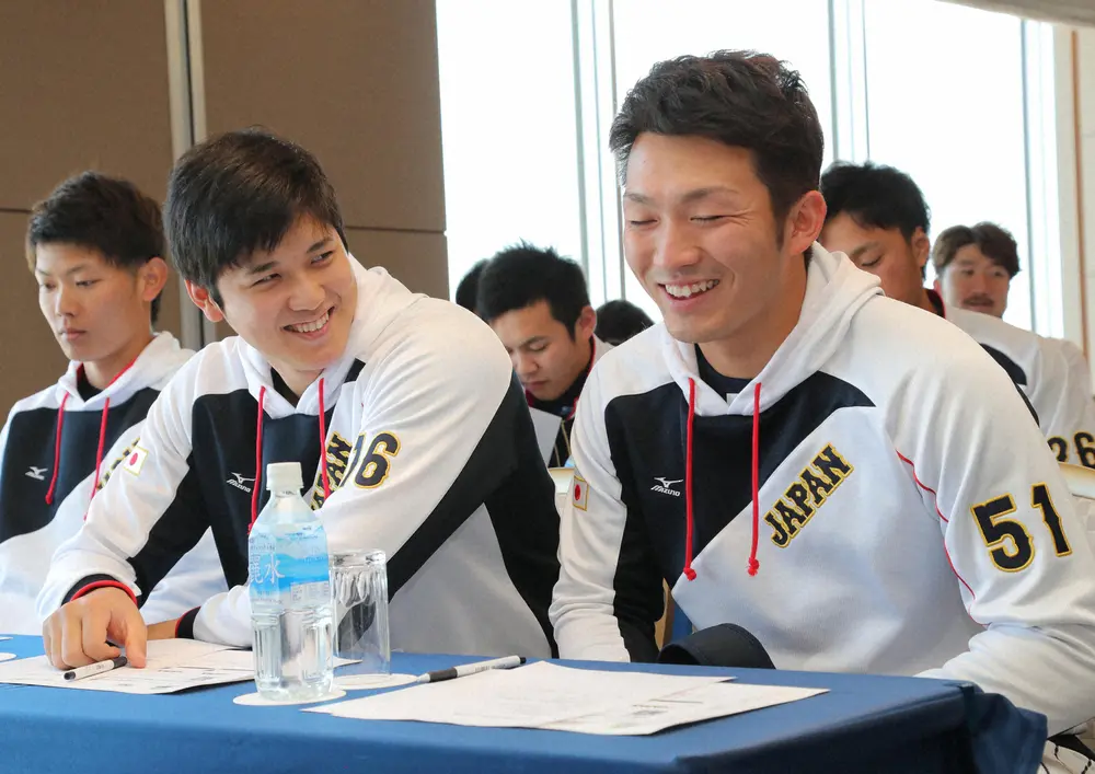 2016年、侍ジャパンの全体ミーティングで談笑する大谷翔平投手（日本 