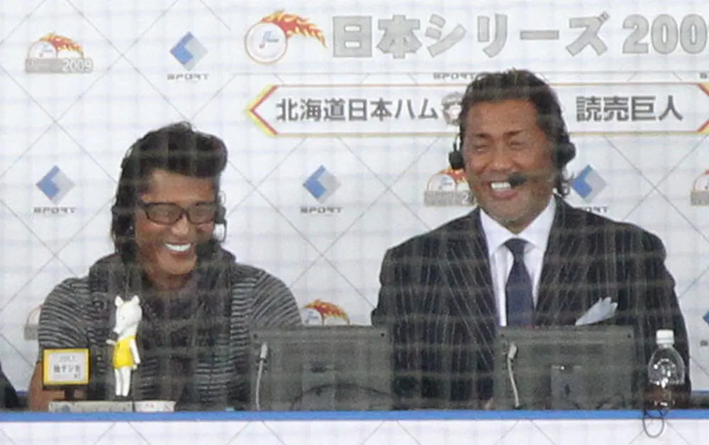 2009年の日本シリーズでテレビ中継の解説を務めた新庄剛志氏（左）と清原和博氏